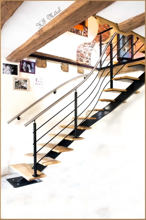 escalier moderne en bois avec limon central et rampe d'escalier en métal