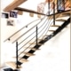 escalier moderne en bois avec limon central et rampe d'escalier en métal