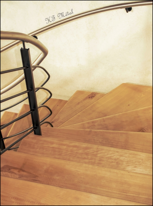 escalier quart tournant en bois avec rampe en métal et main courante en inox