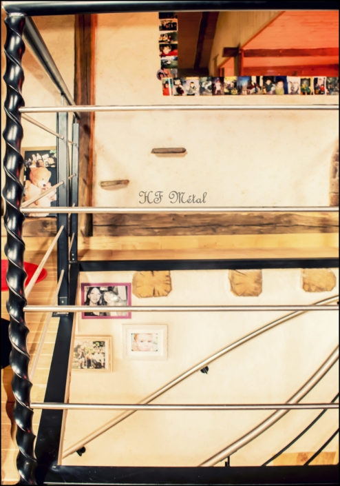 escalier en métal avec trémie en fer