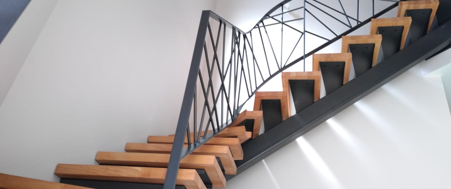 escalier tournant avec marche en bois et limon et rampe d'escalier en acier