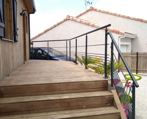 garde-corps terrasse avec motif moderne en acier