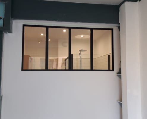 verrière d'intérieur en métal salle de bain