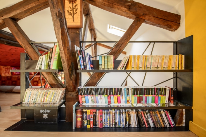 bibliothèque en métal sur mesure avec étagère en acier