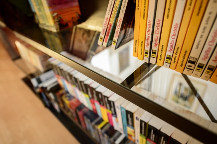 bibliothèque et étagère en verre sur mesure en acier