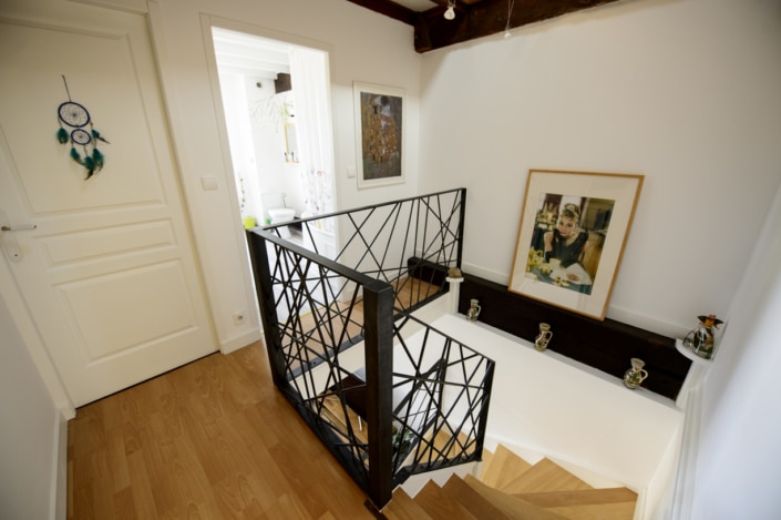 garde-corps et rampe d'escalier en acier au motif design et finition brut