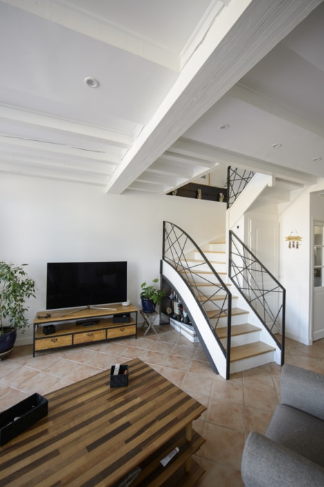 escalier double quart tournant moderne avec limon en acier et rampe à motif en métal