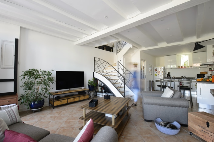 escalier maison double quart tournant avec rampes à motif moderne et design en métal
