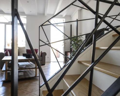 rampe d'escalier avec motif design en métal