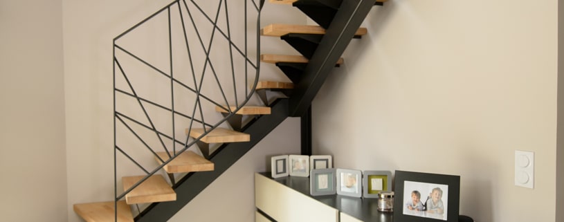 escalier maison deux quart tournant en angle avec limon central et fixation en acier et fer forgé