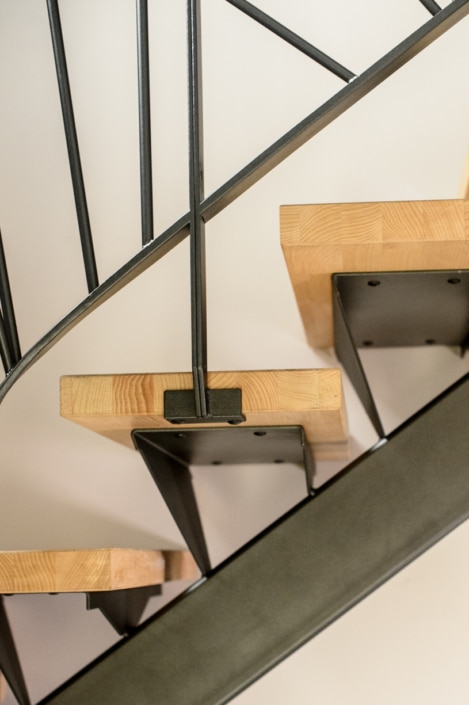 escalier tournant avec marche en bois et limon et fixation en acier