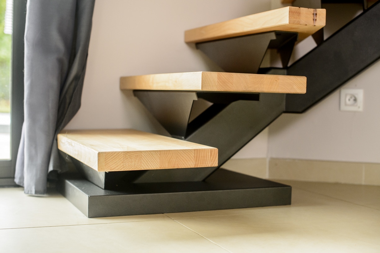 escalier en bois avec fixation en acier