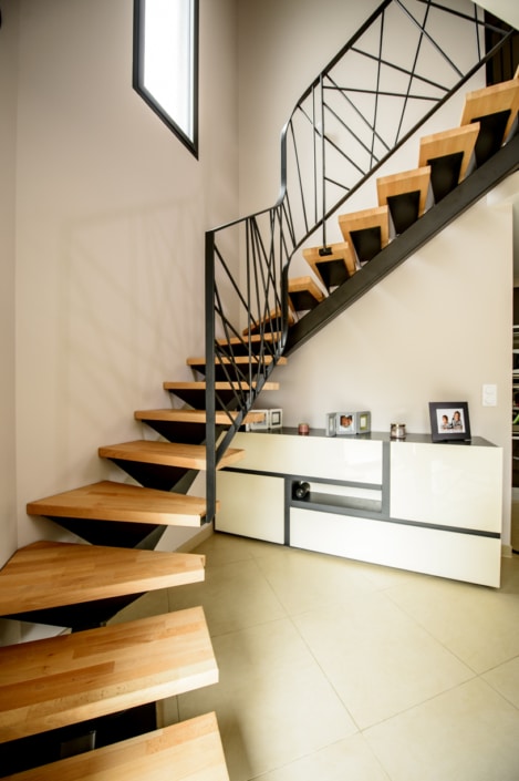 escalier deux quart tournant en angle avec limon design en acier