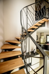 escalier deux quart tournant en angle avec marche en bois et limon central en acier