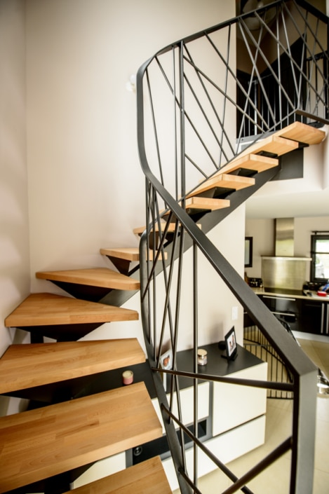 escalier deux quart tournant en angle avec marche en bois et limon central en acier