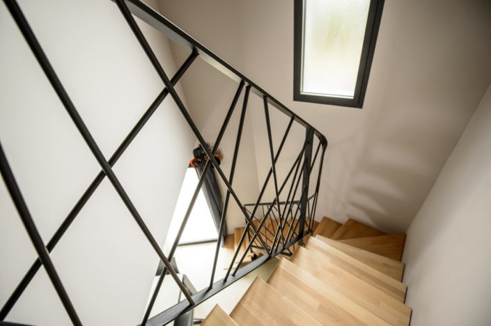 escalier deux quart tournant en angle avec rampe design en acier