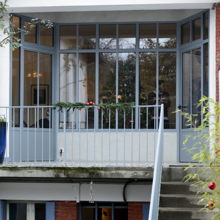 verrière extérieur entrée maison avec portes en fer forgé