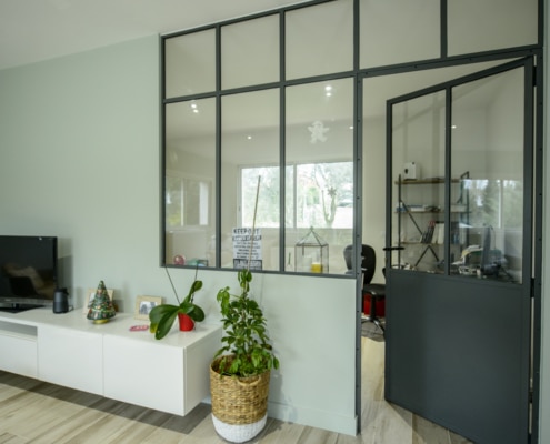 verrière d'intérieur style industriel avec porte en métal