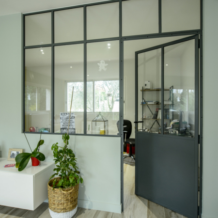 verrière d'intérieur avec porte en fer forgé