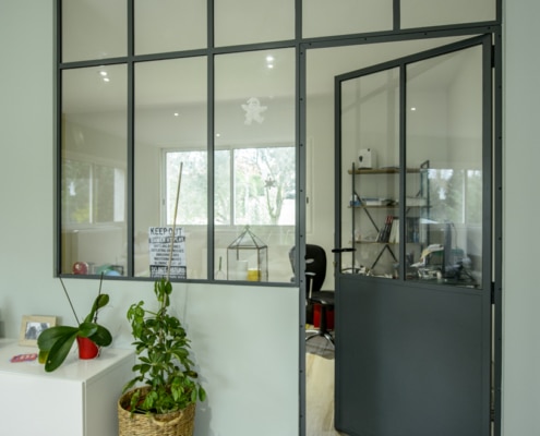 verrière d'intérieur avec porte en fer forgé