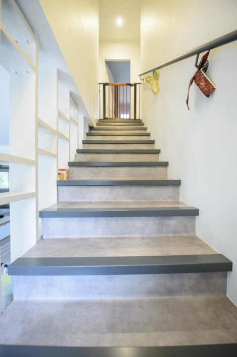 escalier moderne avec habillage en béton et main courante en acier