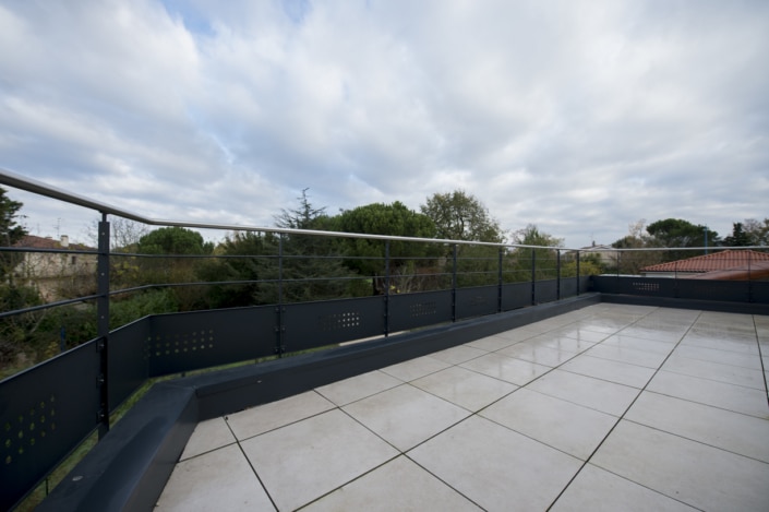 terrasse avec garde-corps en acier thermolaque