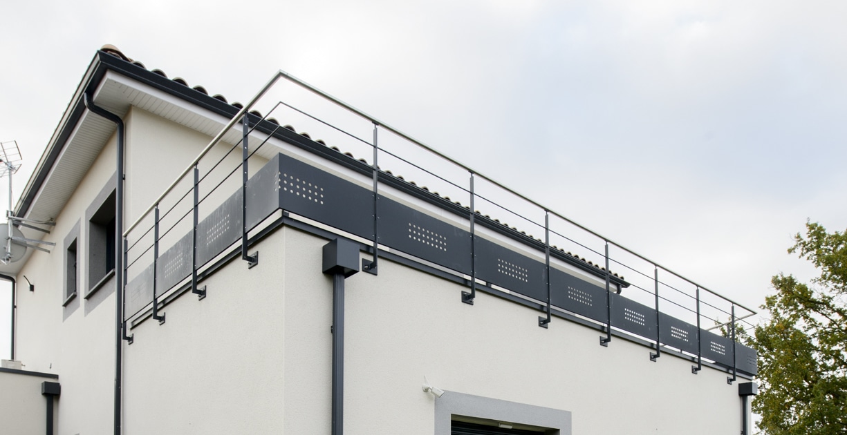 garde-corps moderne terrasse en acier avec main courante en inox