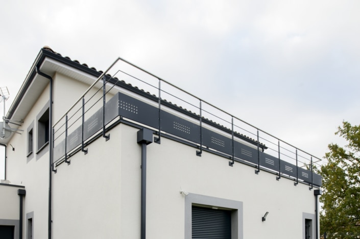 garde-corps moderne terrasse en acier avec main courante en inox