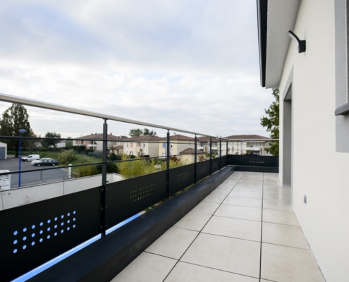 terrasse avec garde-corps design en acier avec main courante en inox