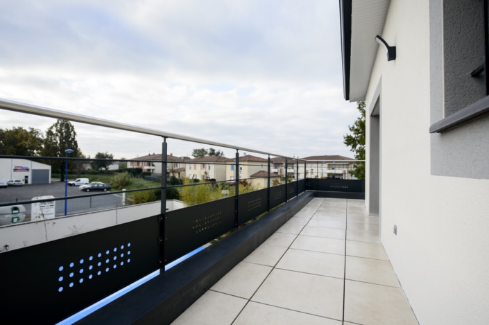 terrasse avec garde-corps design en acier avec main courante en inox