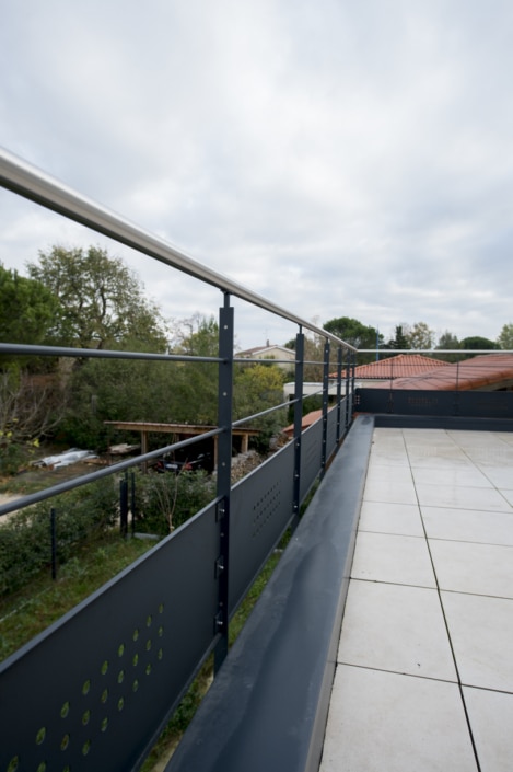 garde-corps pour terrasse en acier avec main courante en inox