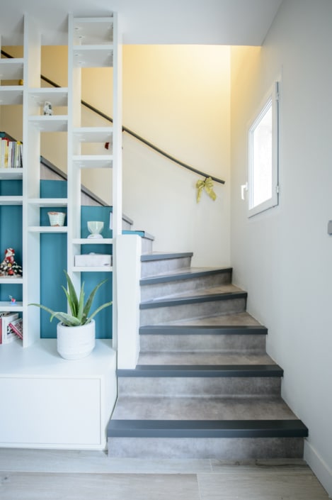 escalier à quart tournant moderne avec habillage en béton et main courante en acier