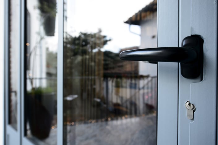 verrière d'extérieur avec porte et poignet en métal