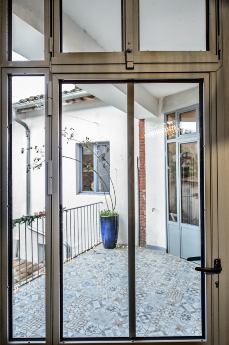 verrière avec porte d'entrée maison en métal