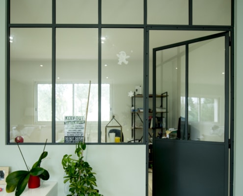 verrière d’intérieur style industriel en métal avec porte