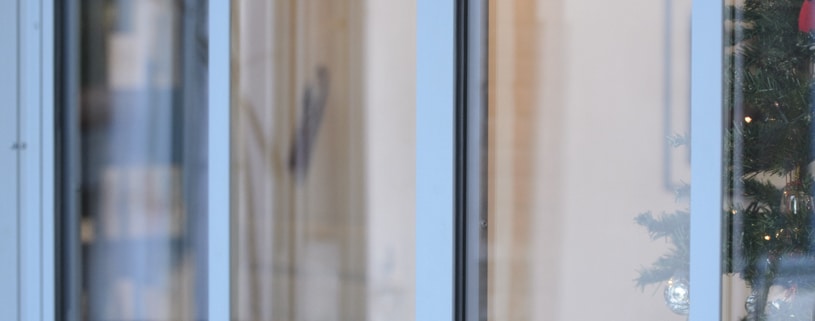 verrière extérieur avec grandes fenêtres en acier et fer forgé