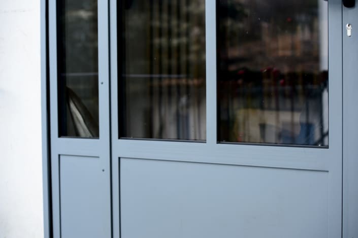 verrière pour extérieur maison avec porte en acier