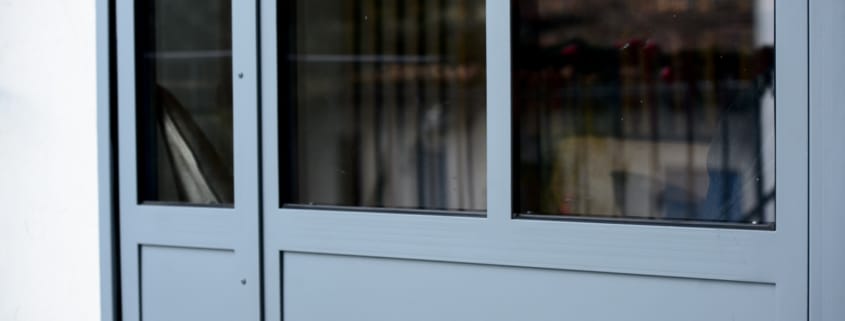 verrière pour extérieur maison avec porte en acier