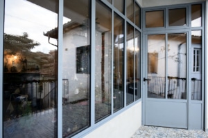 verrière d'extérieur avec porte maison en acier et métal
