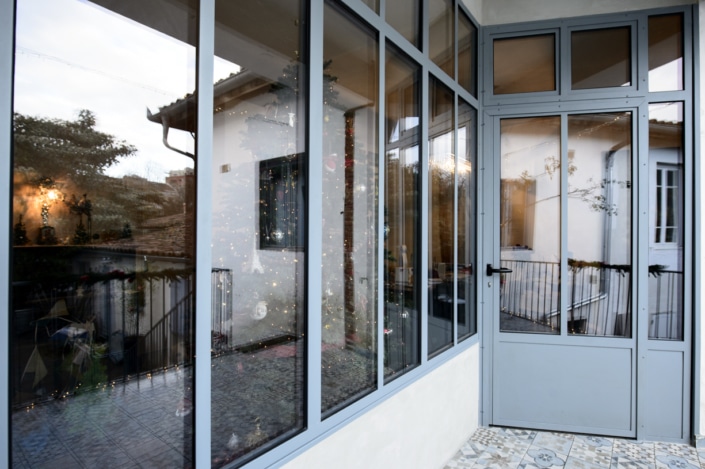 verrière d'extérieur avec porte maison en acier et métal