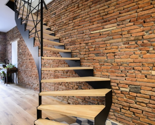 escalier moderne en bois avec rampe design et limon latéral en acier