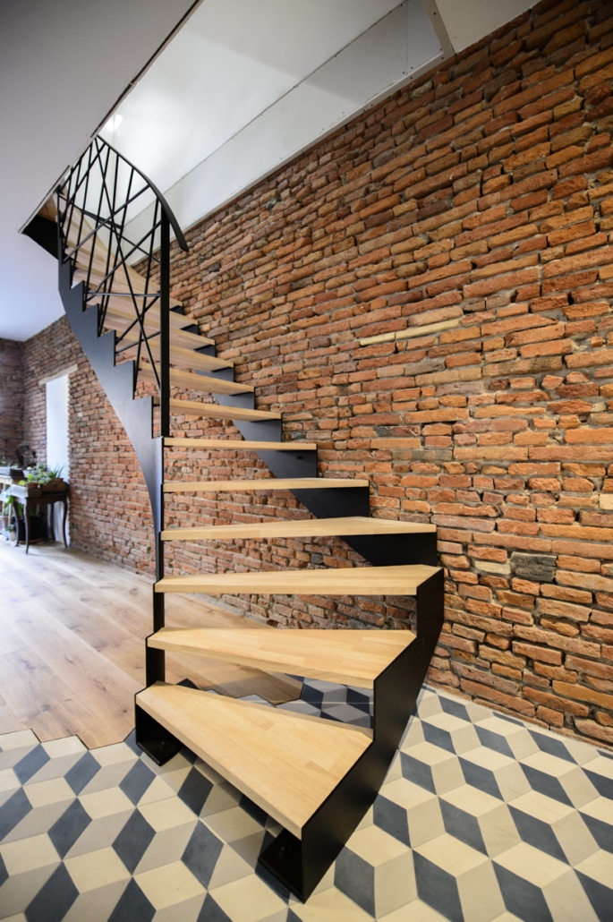 escalier moderne en bois avec rampe design et limon latéral en acier