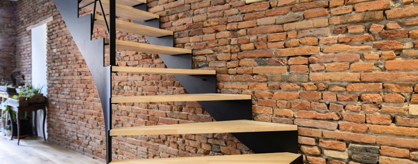 escalier moderne en bois avec rampe design et limon latéral en acier