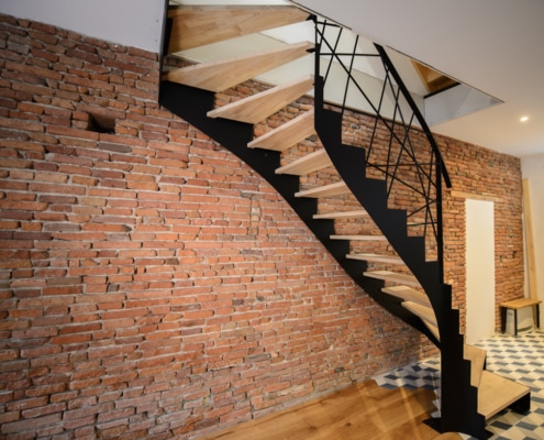 escalier moderne avec marche en bois et limon latéral et rampe en acier