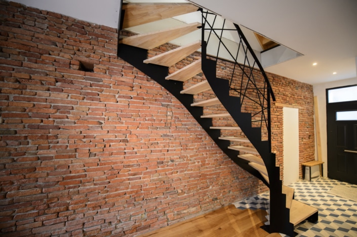 escalier moderne avec marche en bois et limon latéral et rampe en acier