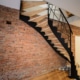 escalier moderne avec marche en bois et limon latéral et rampe en acier