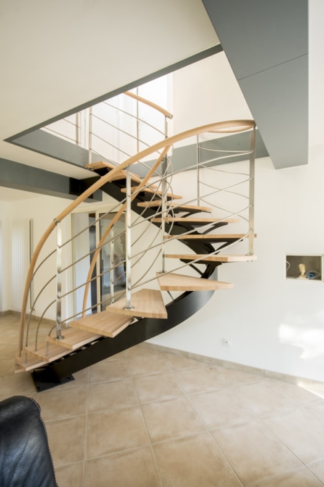 escalier deux quarts tournants en acier avec marche en bois