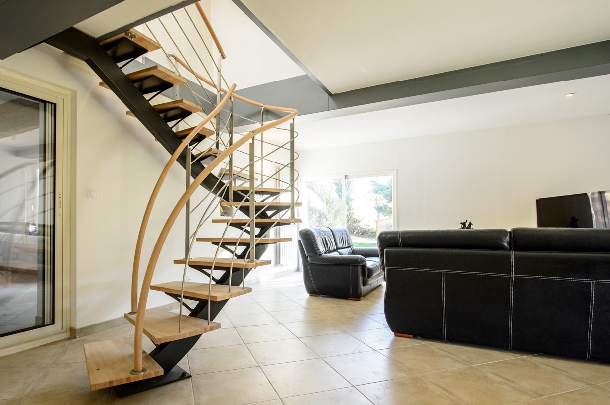 escalier deux quarts tournants en acier et en bois design maison