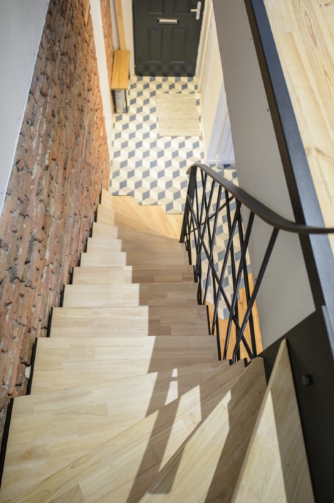 escalier moderne avec marche en bois et limon latéral en acier noir