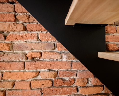 escalier design en acier peint et marche en bois